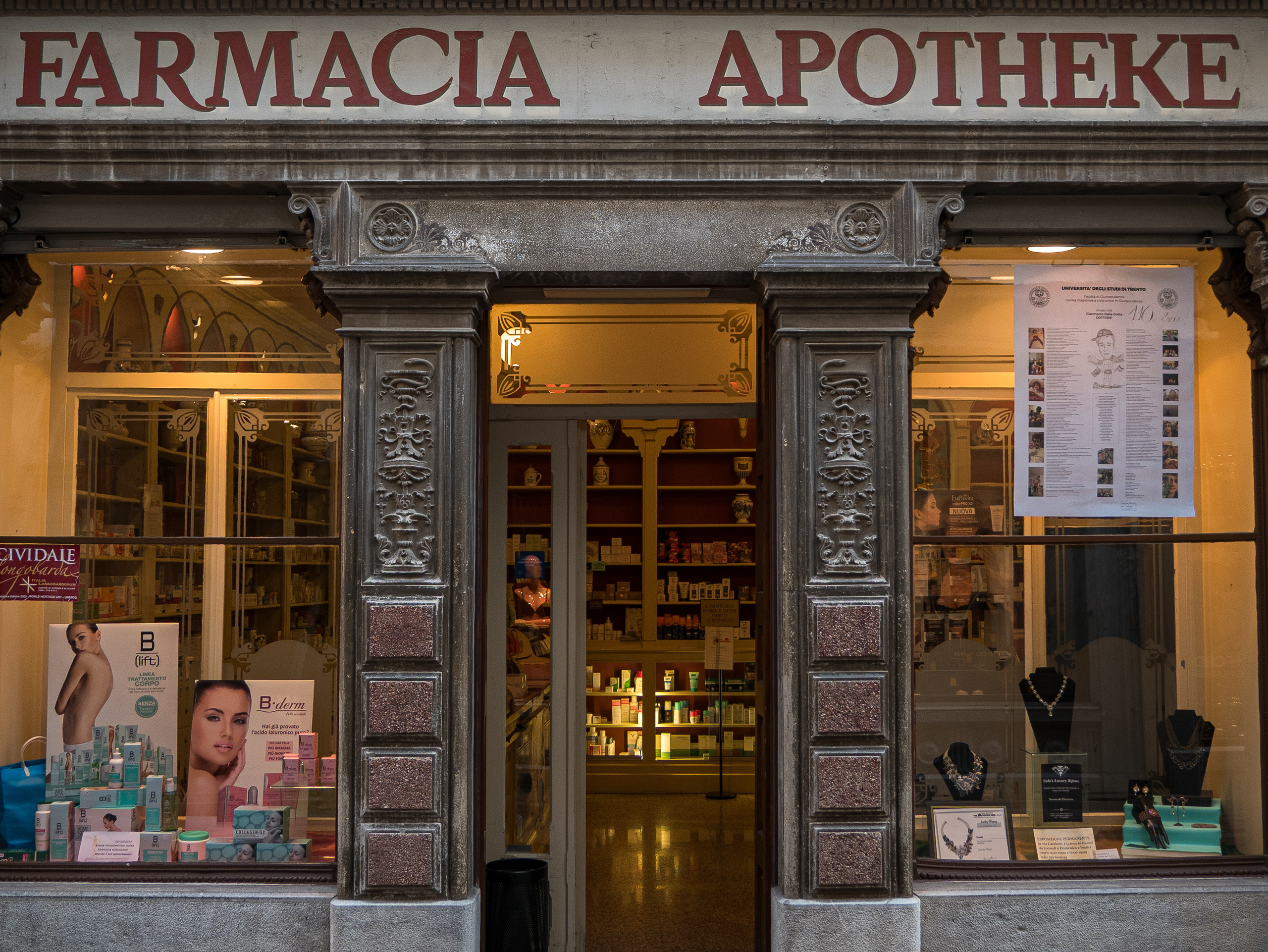 Zweisprachige „Farmacia / Apotheke“ in Cividale del Friuli